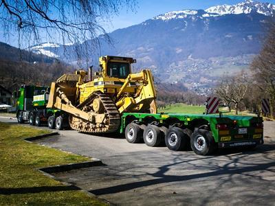 Transporting extraordinary loads in very spectacular mountain curves with the VarioMAX semi-trailer with pendle axles.