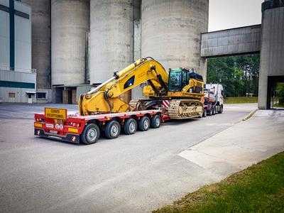 The low loading height and high payload of the VarioMAX semi-trailer are the economic and flexible solution for numerous different tasks in heavy duty or special transport.