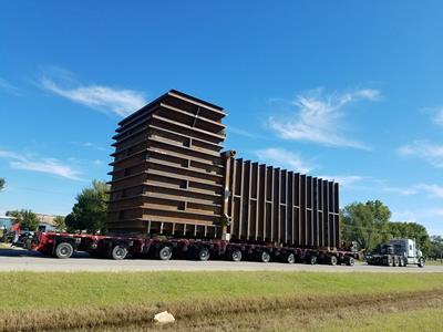 Modularer Auflieger mit verbreiterbaren Achsen für Sondertransporte in Nordamerika.