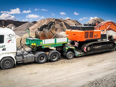 The GigaMAX is a low bed semi-trailer designed for heavy duty and special transports.
The 1-2 axles integrated in the gooseneck contribute to the reduction of the overall length and to increase the payload.