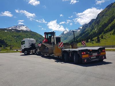 Lowbed semi-trailer with optimized loading length for transport in tight mountain bends.
