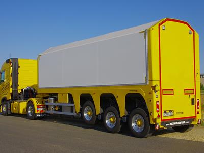 Gebouwd rond drie assen en uitgerust met een uitgekiend borgingssysteem waarborgt de standaard gedeeltelijk gemetalliseerde FloatMAX-oplegger een erg goede ladingzekering bij het transport van zware en hoge glasplaten.