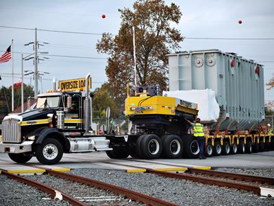 Le linee di assi modulari di Faymonville consentono masse complessive sugli assi fino a 99.000 lbs per linea e carichi puntuali sopra i cuscinetti portanti di fino a 176.000 lbs. La flessibilità è un vantaggio chiave e la compensazione idraulica degli assi con una corsa di fino a 23,6” è un’ulteriore caratteristica principale. Alta tecnologia alla perfezione!