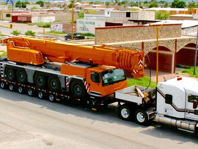 Transport d'une grue mobile sur une remorque surbaissée Faymonville MultiMAX