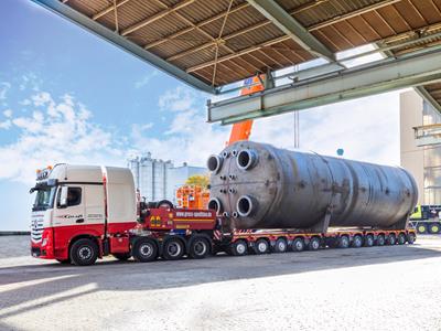 Der CombiMAX kann an die individuellen Transportbedürfnisse angepasst werden. Alle Anwendungsbereiche sind möglich, auch übergroße Lasten, Langmaterial und schwere Lasten.