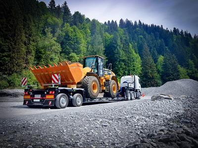 Low semi-trailer with an optimized loading length for the transport of construction machines.