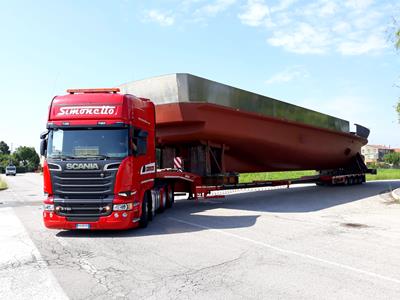 Transporte de un yate en un remolque de Faymonville 