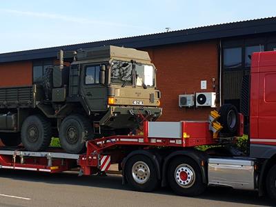 Famyonville MultiMAX 3-assige semi dieplader voor de legersector en het transport van voertuigen. 