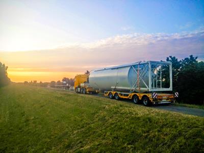 Fabrikant van diepladers voor het transport van tanks en reservoirs voor verschillende soorten opslag. 