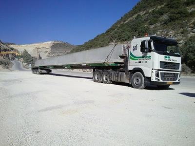 Grâce à sa surface de chargement télescopique, la semi-remorque plateau TeleMAX de chez Faymonville convient idéalement au transport de charges particulièrement longues.