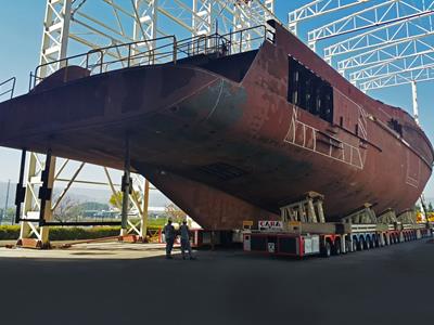 Folgende Merkmale gewährleisten höchste Transporteffizienz und tragen zur Transportsicherheit bei:

Achslasten bis zu 45t pro Achslinie
Hydraulischer Achsausgleich mit bis zu 650mm Hub
Turmgelagerte Drehgestelle mit 60° Lenkeinschlag
Verstärkte Ladeflächen-Aussenfelder mit bis zu 50t Punktlast