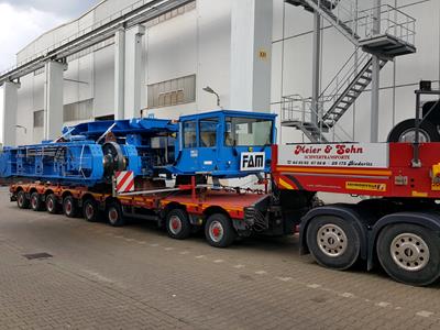 Transporte de un chasis de orugas. La carga tenía 9,67 m de largo, 7,28 m de ancho y 73,8 t de peso. 