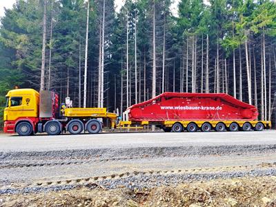 Oplegger ontworpen voor het transport van hefvoertuigen (vorkheftrucks, vorkheftrucks,...) en hijssystemen (kranen, tegengewichten van kranen, kraanelementen zoals kraanbanen).