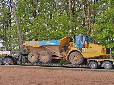 The articulated dump truck is a construction truck that is not allowed to travel on the road. Slopes, mud, stones, it is designed to go anywhere. Thus the MegaMAX lowbed is the ideal trailer for its transport. 