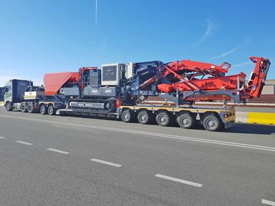 The VarioMAX semi-trailer is suitable for transporting bulky construction machinery (earthmoving and road construction, recycling, road milling machines, crushing plants, screening plants)