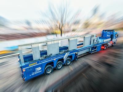 Built on 3 axles, the standard metallised PrefaMAX semi-trailer impresses with high load security and optimal operational efficiency in the transport of precast elements.
