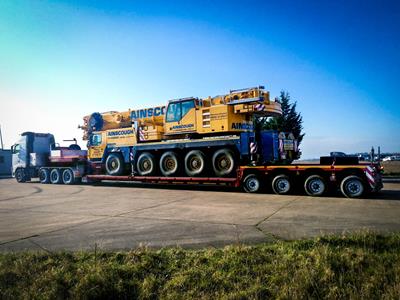 Semi-remorques particulièrement flexibles et polyvalentes qui se composent d’un bogie avant et d’un bogie arrière, et reposent sur 4 à 9 essieux pour le transport de systèmes de levage (grues, composants de grues, contrepoids de grue)