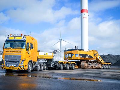 Belle combinaison d'un camion Volvo 8x4, d'un CombiMAX 3+4 et d'un CAT 385C de Caterpillar 