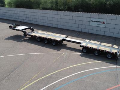 From its closed length, the trailer stretches to over 90’ incl. the gooseneck, thanks to a double stretch beam between gooseneck and front bogie and a single extension between the two tridems. For additional load support over the extended stretch beams, the trailer comes with several extra bunk sections. 