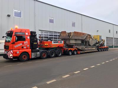 Die eingesetzte Kesselbrücke musste für diesen Tank leicht teleskopiert werden. Maximal ist die Bettlänge von 9.370mm um weitere 5.000mm verlängerbar. Zum Transport des Brechers kam ein 2-Achs-Fahrwerk vorne mit einem 1+4-Achs-Dolly hinten zum Einsatz. Im hinteren 4-Achs-Fahrwerk ist eine Löffelstielmulde integriert.