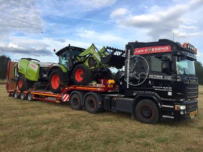 Nieuw model dieplader voor het transport van landbouwmachines: een 3-assige dieplader. "In ingeschoven positie heeft hij een compacte laadbreedte van 1.600 mm die continu kan worden uitgebreid tot 3.650 mm".