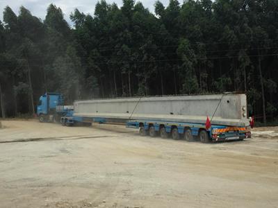 La MulltiMAX Faymonville est un système de semi-remorque surbaissée adapté pour le transport de chargement hors gabarit, matériaux longs et charges lourdes comme cet élément en béton. 