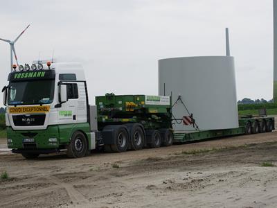 De toren van een windturbine, bestaande uit de mast, het elektrische regelsysteem en de transformator. Meestal conisch van vorm, de mast ondersteunt de gondel. Hij is tussen de 50 en 130 m hoog en heeft een diameter aan de basis tussen de 4 en 7 m. Een opening aan de onderkant van de mast geeft toegang tot de verschillende apparatuur van de windturbine, waaronder de transformator, die de spanning van de geproduceerde elektriciteit verhoogt om deze aan het net te kunnen leveren.