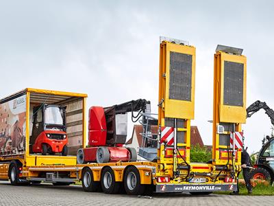 Transport de véhicules de levage tels que plates-formes élévatrices, plates-formes de travail et chariots élévateurs. Pour la protection de certains véhicules, une structure de bâche a été fixée. Les produits suivants sont similaires au MultiMAX Plus : Allrounder de Goldhofer ou l'OSD et le MCO de Nooteboom.