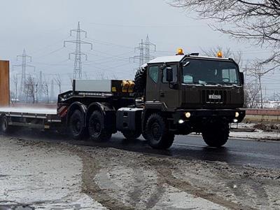 In the military, these low-loaders are used for transporting tanks, supply containers, military equipment etc. for repairs or logistical tasks.