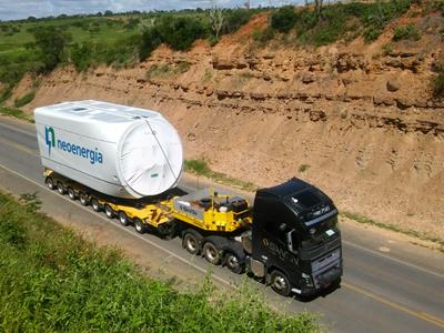 De CombiMAX kan flexibel worden ingezet voor een breed scala aan transportgoederen.  Hier vervoert de CombiMAX een component voor een windturbine. Vergelijkbare modellen zijn de Eurocompact van Nicolas en de THP van Goldhofer.