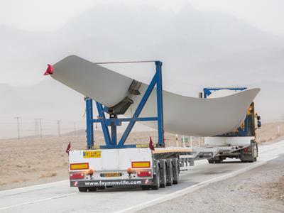 Telesattel, der für den sicheren und effizienten Transport der Blätter geeignet ist.  Sie sind zerbrechlich und extrem lang. Da der Trend zu immer größeren Windturbinen geht, ist es heute nicht mehr ungewöhnlich, 80-Meter-Blätter zu transportieren. Sie können auf verschiedene Weise mit Faymonville-Fahrzeugen wie diesem TeleMAX transportiert werden. 