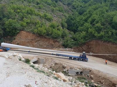 La semi-remorque plateau TeleMAX de chez Faymonville a été spécifiquement conçue pour transporter de très longues pales d’éoliennes par la route d’une manière pratique et efficace, en rendant ainsi la tâche plus simple. 