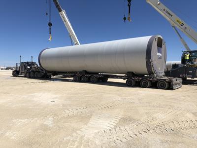 From its closed length, the trailer stretches to over 90’ incl. the gooseneck, thanks to a double stretch beam between gooseneck and front bogie and a single extension between the two tridems.