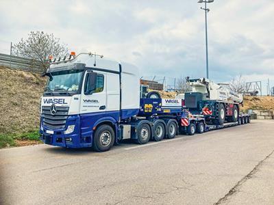 Tiefbett-Sattelauflieger mit herausnehmbarem 1-4 Pendelachs-Fahrwerk zwischen Schwanenhals und Tiefbett.