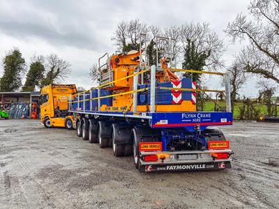 Полуприцеп-платформа с 3–8 осями для перевозки компонентов и балластов гусеничных и автомобильных кранов.