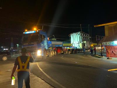 For the main part of the route, they packed the transformers on their CombiMAX vehicle that has been assembled to a 3+5 low bed.