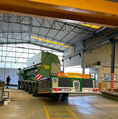 Machado used the self-propelled mode of the ModulMAX heavy-duty modules to maneuver the cargo safely to its final destination within the very tight premises.