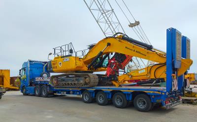 These new 4-axle stepframe trailers from UK customer Vaughan Plant Haulage represent a premiere by Faymonville.