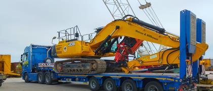 These new 4-axle stepframe trailers from UK customer Vaughan Plant Haulage represent a premiere by Faymonville.