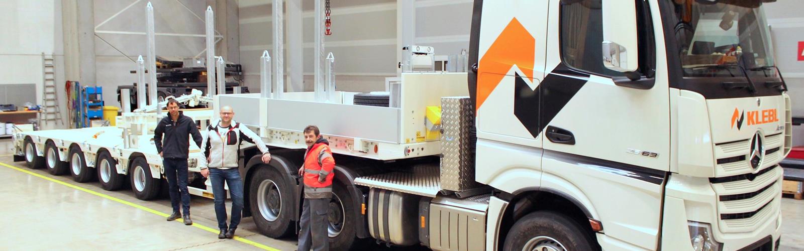Il semirimorchio ribassato è dotato di sospensione indipendente, la quale assicura un’altezza minima di carico di 780 mm in presenza di una massa sugli assi pari a 12 tonnellate.