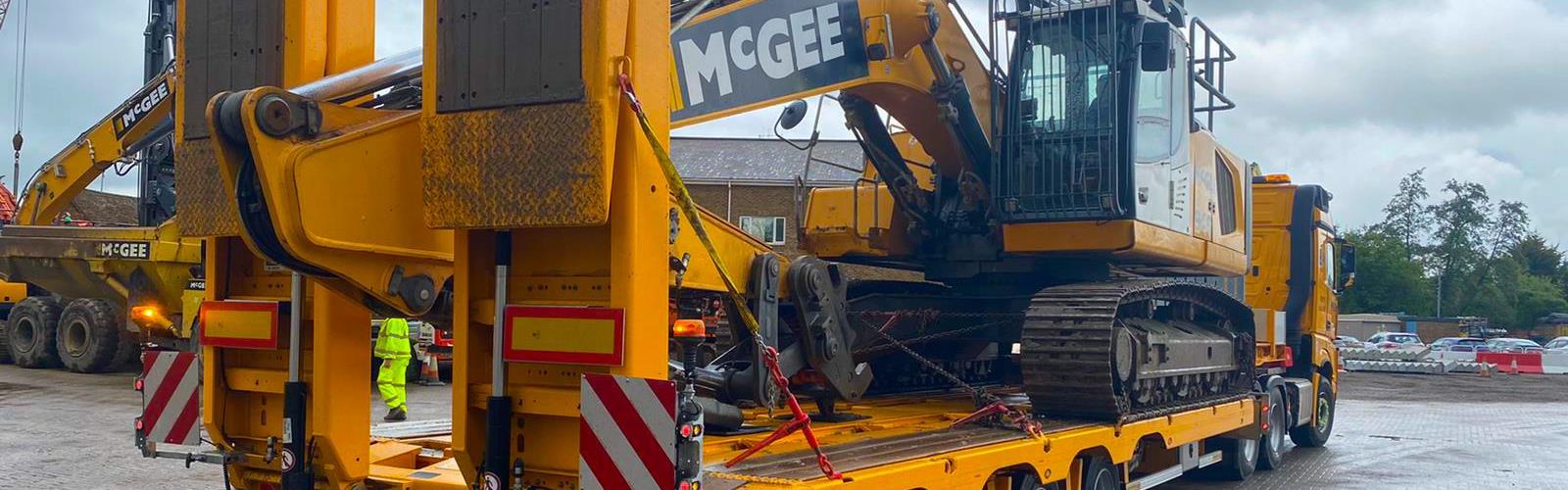 For construction projects in the UK, 4-axle stepframe trailers with hydraulically widenable loading platform as heavy duty version and 19,5” wheels are highly demanded.
