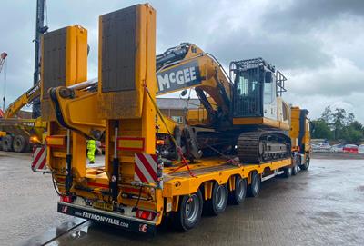 For construction projects in the UK, 4-axle stepframe trailers with hydraulically widenable loading platform as heavy duty version and 19,5” wheels are highly demanded.