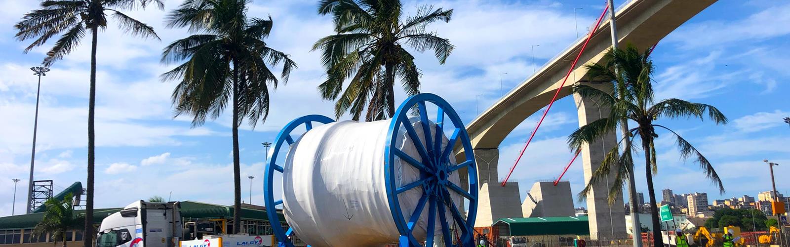For an offshore project in Southern Africa, CombiMAX modular trailer combinations take on an important function for the supply of material weighing tons.