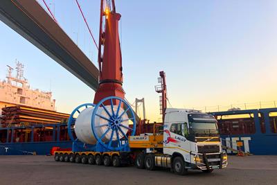 12 kilometers of chains and more than 60 cable reels arrive by sea.