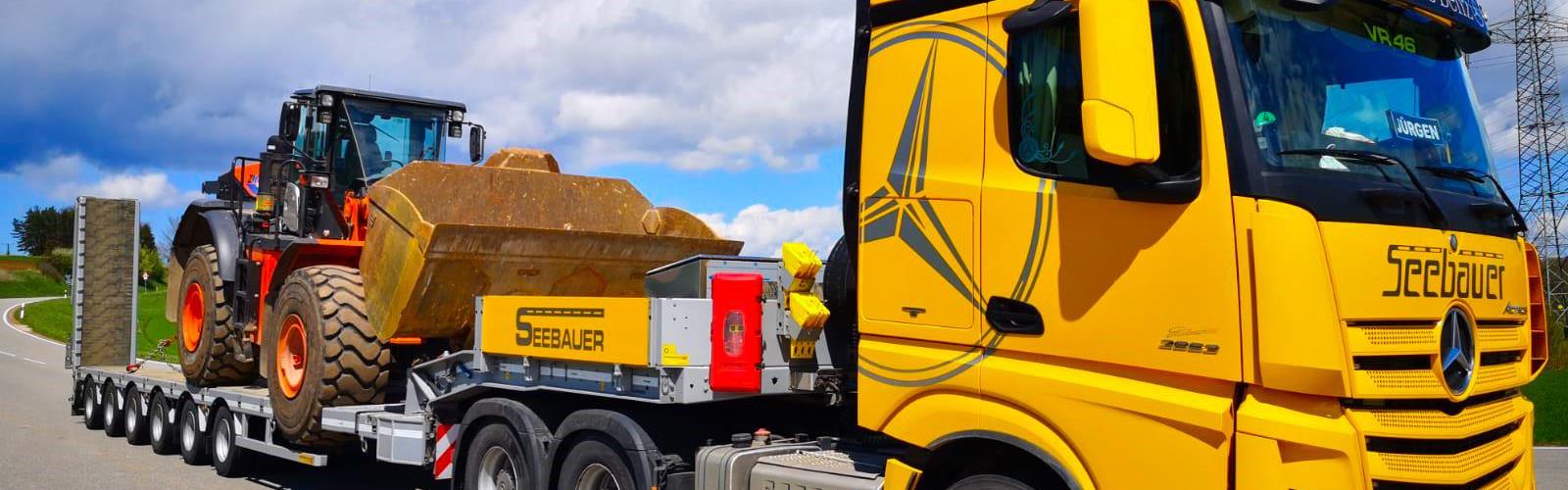 Cette nouvelle semi-remorque surbaissée MultiMAX à 6 essieux accomplit des tâches de transport de charges lourdes avec une capacité de chargement jusqu’à environ 60 tonnes.