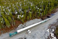 Une pale d'éolienne de 69 mètres à travers les forêts en Suède