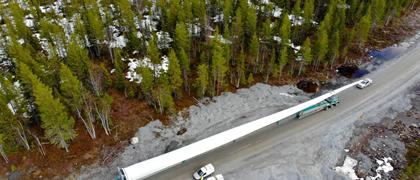 Une pale d'éolienne de 69 mètres à travers les forêts en Suède