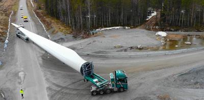 Une pale d'éolienne de 69 mètres à travers les forêts en Suède