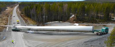 Der Windflügel hat eine Länge von 69 Metern und wird über die kurvenreichen Straßen durch die schwedischen Wälder transportiert. Dabei sind zwei vierfach ausziehbare 3-Achs WingMAX-Plateau-Auflieger i