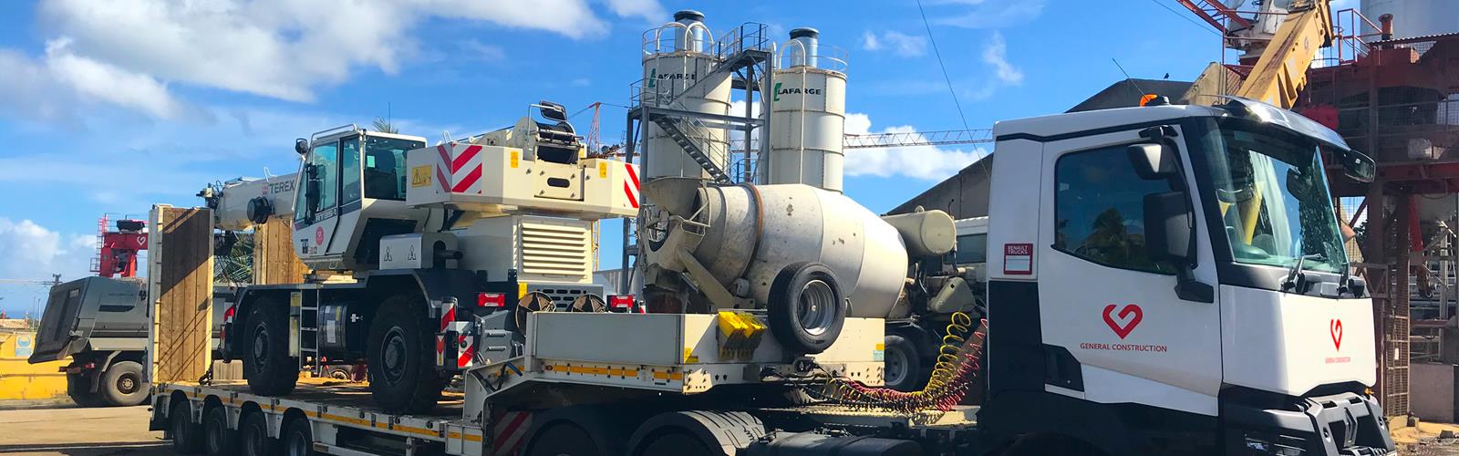 For their transport missions, they rely on a 4-axle stepframe trailer type Faymonville MultiMAX. This vehicle in heavy duty version is equipped with air suspension and friction-steered axles.